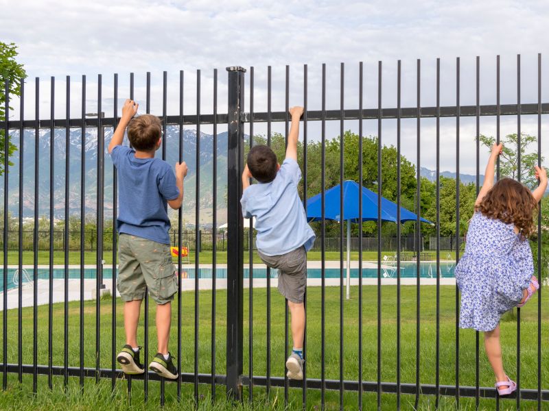 glass pool fencing vs aluminium pool fencing which is safer